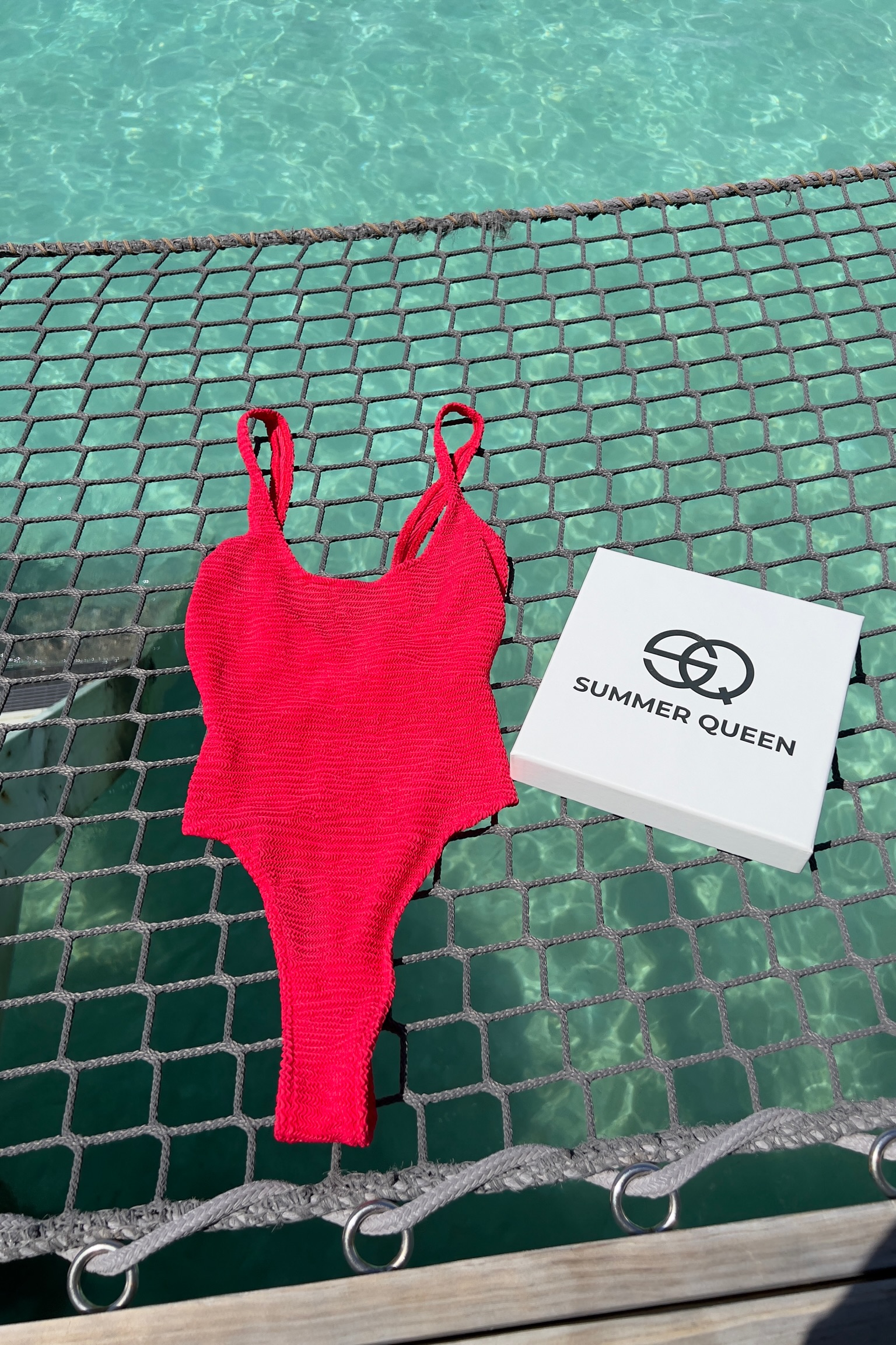 Bikini jednoczęściowe - "Andrea" - Czerwone ze złotym paskiem - obrazek 3